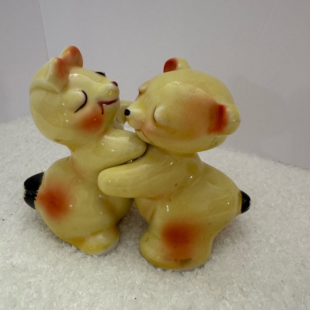 Vantellingen Vintage bear hug huggers salt pepper shakers signed collectibles